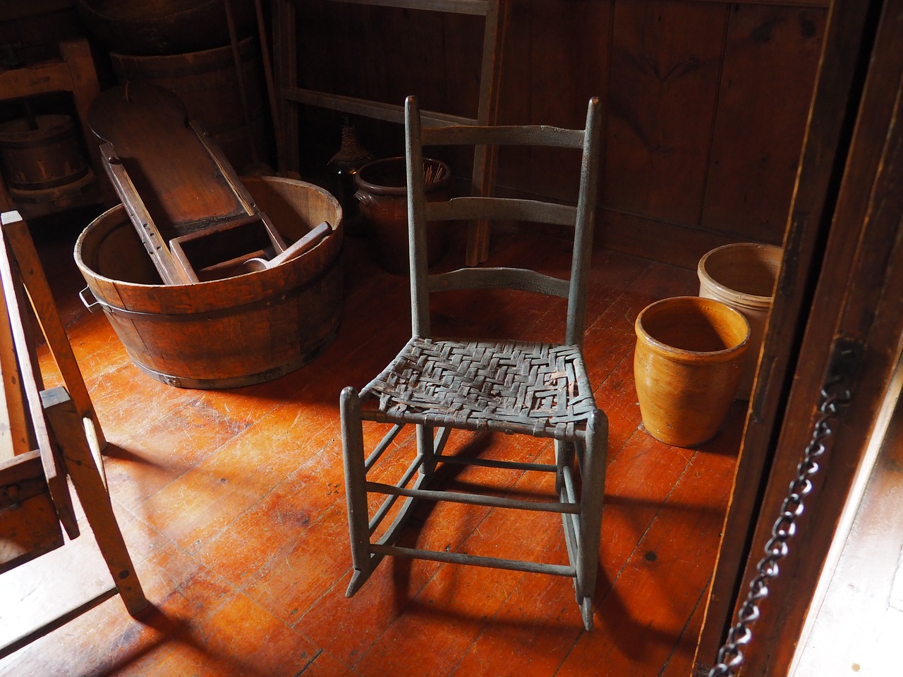 Первый стул. Винтажный стул для фотосессии. Shrouded Furniture. Old Chair photo upside down.